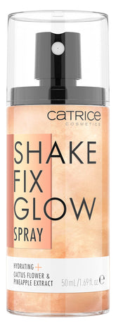 Catrice Shake Fix Glow Spray agitando la botella para fijar el maquillaje
