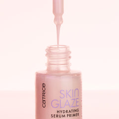 Acabado perlado de Catrice Skin Glaze Primer ilumina de forma natural.