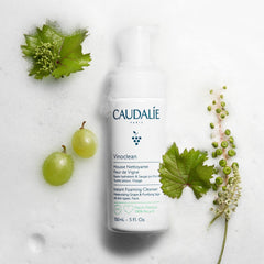 Caudalie Vinoclean textura espuma generosa, sensación suave para piel sensible.