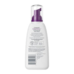 Cetaphil Pro Espuma Limpiadora: aplicación en la mano con espuma suave.