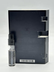 CHANEL Bleu de Parfum, detalle de la tapa que transmite sofisticación.