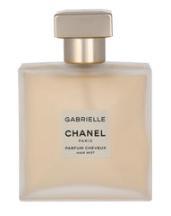 Aplicación con spray CHANEL Gabrielle para cabello, resultado suave y perfumado