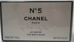 Savon-barre Chanel No 5, texture riche pour une mousse généreuse.