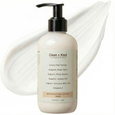 Loción Clean + Kind: botella de vainilla para hidratación suave y duradera.