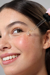 Textura sedosa del Aceite de Onagra, se absorbe sin dejar grasa.