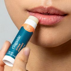 Cliganic bálsamo labial orgánico Naranja, textura suave para aplicación cómoda.