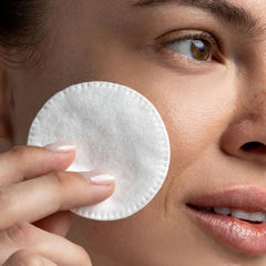 Cliganic discos-algodon-sin-pelusa ideal para evitar residuos durante el cuidado.