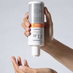 CLn Shampoo purifica el cuero cabelludo para una sensación de frescura.
