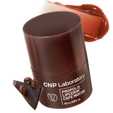 CNP Café Lip Butter con envase giratorio y aplicación higiénica para labios.