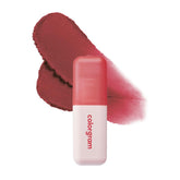 Colorgram Nude Blur Tint 05 Vintage Red en labios, textura aterciopelada para un acabado suave.