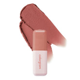 COLORGRAM Nude Blur Tint Lovely Fig en labios con acabado suave y natural.