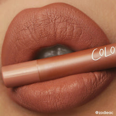 Lápiz afilable ColourPop Lippie con afilador para aplicación precisa.