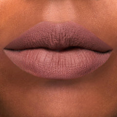 ColourPop Lippie Lápiz Labial, textura cremosa para deslizamiento suave y cómodo.