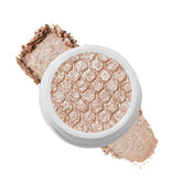 Sombra ColourPop Ritz, textura crema-polvo con brillo para look dramático.