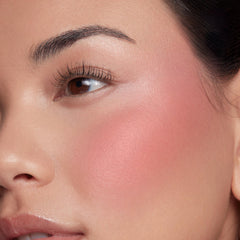 ColourPop Rubor Líquido Ligero en mejilla para un rubor suave y natural.