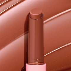Aplicación de ColourPop So Juicy para labios con brillo suave.