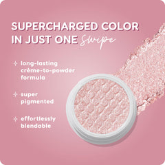 Aplicación con dedo de ColourPop Súper Choque para mayor intensidad en el párpado.