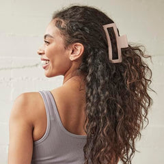 Detalle brillante de la pinza garra Scúnci, acabado satinado rosa.