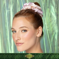 Diadema de cuero sintético rosa Conair Wicked Glinda añade brillo suave.