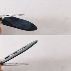 Pinza sin dobleces Conpru blanca para peinados rápidos y sin marcas.