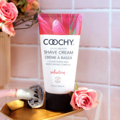 Coochy crema de afeitar: aplicación en región bikini para mayor comodidad.