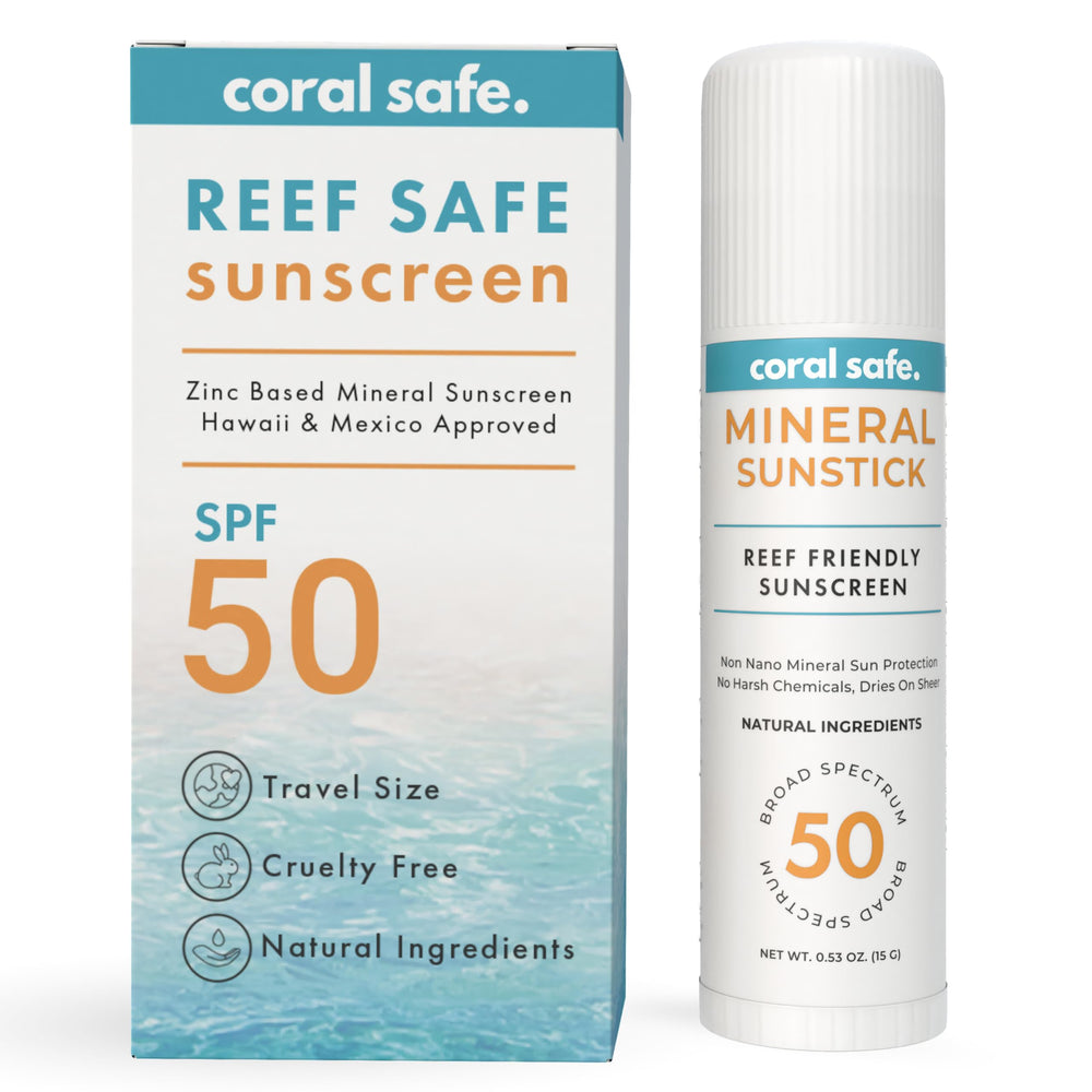 Coral Safe Reef Safe Sunscreen Facestick en la cara para protección diaria.