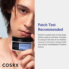 Aplicación suave de COSRX crema en la mano para piel suave