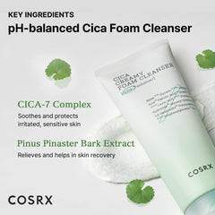 COSRX Pure Fit Cica Foam Cleanser aplicada en la mano, espuma que limpia sin irritar.