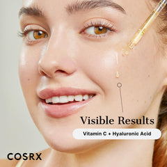 Aplicación de gotas de COSRX Pure Vitamin C Serum, uso diario con tono uniforme