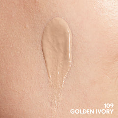 COVERGIRL base de maquillaje textura suave en primer plano para acabado natural