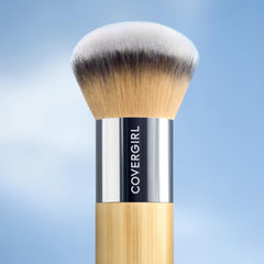 Brocha CoverGirl con puntas sintéticas veganas para acabado suave.