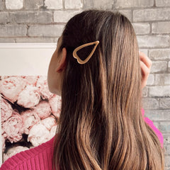 Clip corazón metal detalle brillante de Cptots, perfecto para peinados elegantes en ocasiones