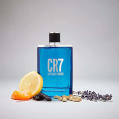 CR7 Play It Cool base de madera-ambar tonka y almizcle para presencia duradera.