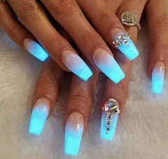 Cre8tion gel sin toxinas cuida uñas sanas con acabado duradero.