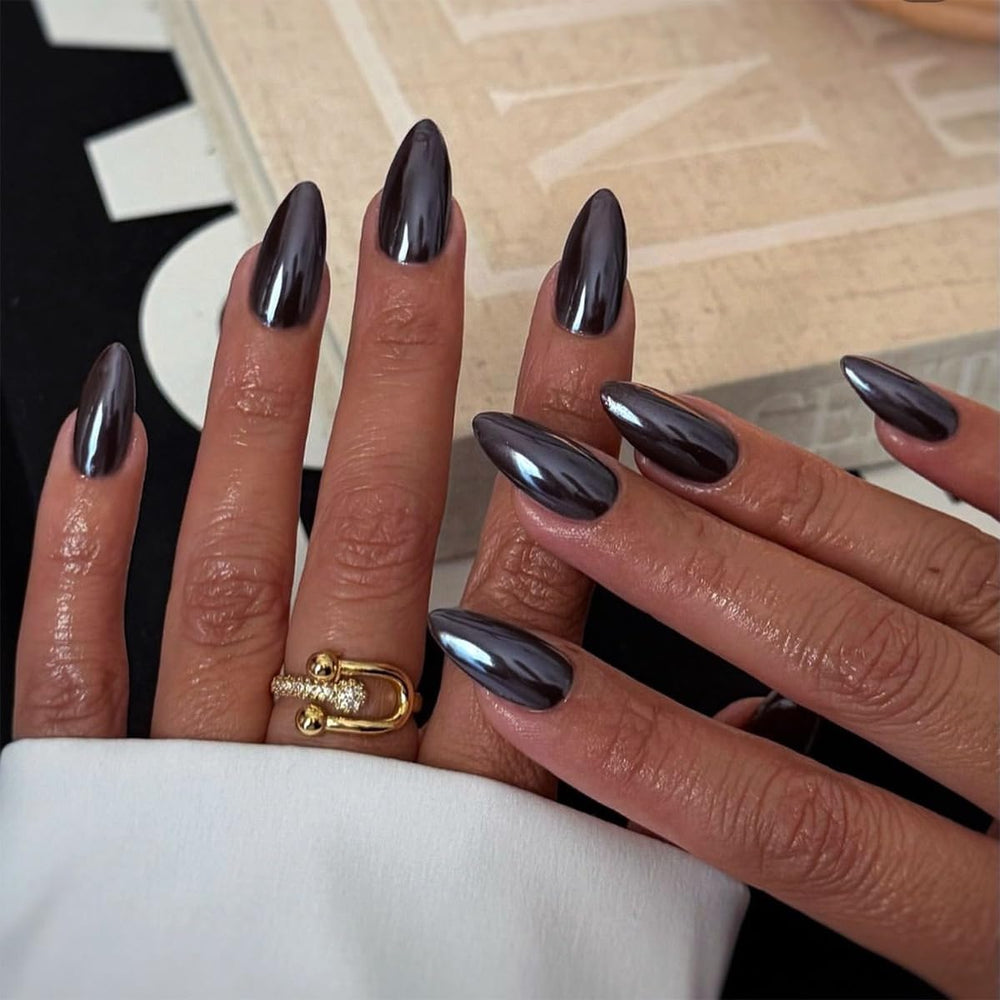 CTTHNBD uñas postizas en almendra negras con cromado para un acabado elegante.