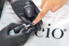 Cuccio Veneer Base, base suave que evita manchas y cobertura uniforme.