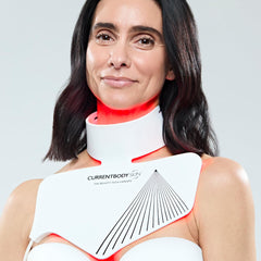 CurrentBody Skin Neck Mask Serie 2 diseño cuello-escote amplio para cobertura eficaz.
