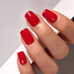 CurvlLife manos con uñas prensadas gel suave natural y ovaladas.