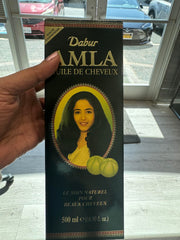 Aplicación Dabur Amla Hair Oil en cuero cabelludo favorece nutrición y fortalecimiento