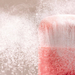 DAE Fairy Duster Kabuki en mano para aplicación rápida y refresco.