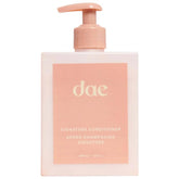 DAE Signature Conditionneur sur bouteille, hydratation universelle pour tous types de cheveux.