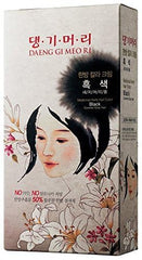 Aplicación de Daeng Gi Meo Ri crema color negro para cobertura uniforme.