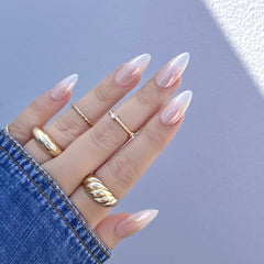 Daily Charme Magic White Nail Chrome Powder: aplicación con esponja para brillo suave y duradero.
