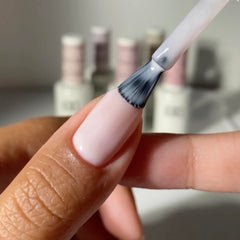 Gel y laca DAISY DND de 15 ml, dúo ideal para acabado duradero.