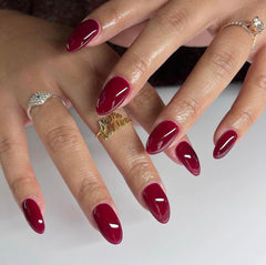 DAISY DND Wineberry gel polish en aplicación, acabado uniforme.