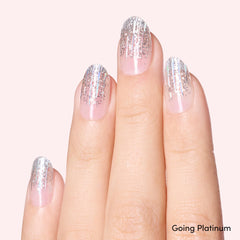 Aplicación rápida de tiras gel Dashing Diva para uñas perfectas.