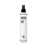 DASHU Mega Hold Spray muestra aplicación con niebla fina para fijación precisa.