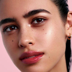 Textura cremosa de Depuplum Berry Red que desliza fácilmente y evita la sensación pegajosa.