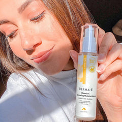 Derma E ingredientes naturales: vitamina C, probióticos y rooibos para el cuidado facial.