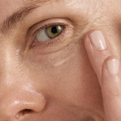 Textura ligera de Dermalogica Biolumin-C para ojos, sensación agradable.